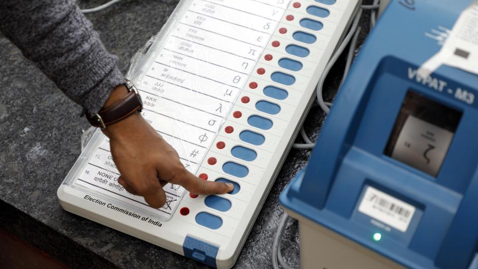 मुजफ्फरपुर के होटल में मिलीं EVM और VVPAT मशीनें