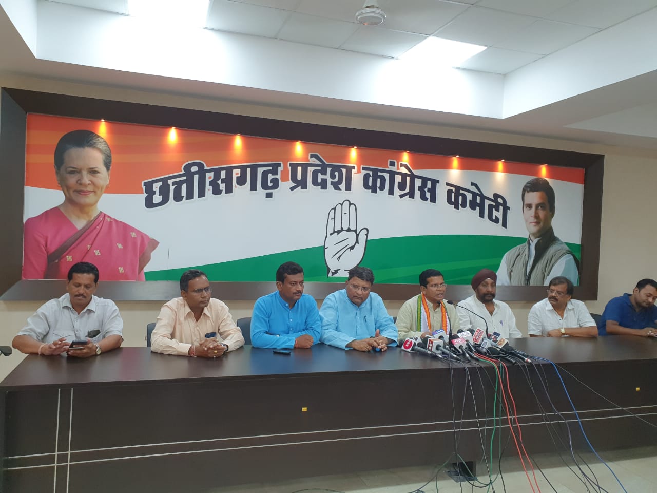 छत्तीसगढ़ प्रदेश कांग्रेस नवनिर्वाचित अध्यक्ष मोहन मरकाम ने लिए  पत्रकारवार्ता,  छत्तीसगढ़ के कैरोसिन-मिट्टी तेल कोटे में कटौती, मोदी सरकार का एक और छत्तीसगढ़ विरोधी फैसला