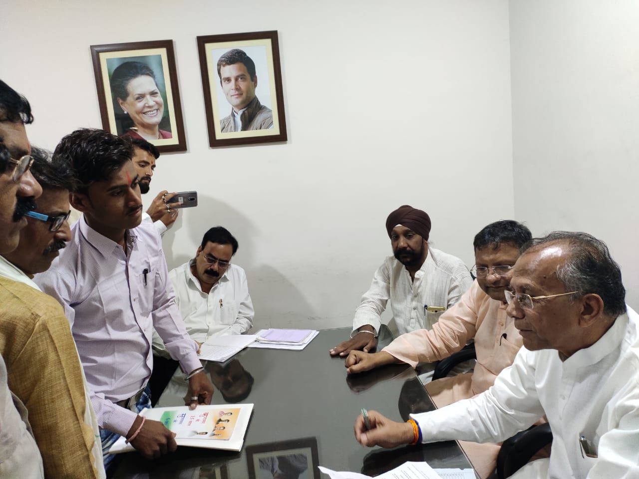 गृह और लोकनिर्माण मंत्री ताम्रध्वज साहू ने राजीव भवन में लोगो की समस्याओं को सुना