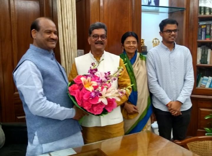 लोकसभा अध्यक्ष से छग विधानसभा अध्यक्ष डॉ महंत की सौजन्य भेंट- कोरबा सांसद रही मौजूद ।