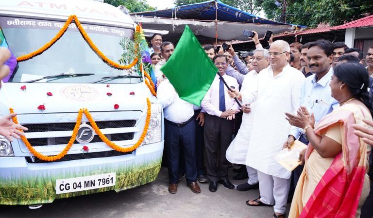 हरेली पर मुख्यमंत्री ने अपेक्स बैंक की प्रथम मोबाईल ए.टी.एम. वैन किसानों को की समर्पित