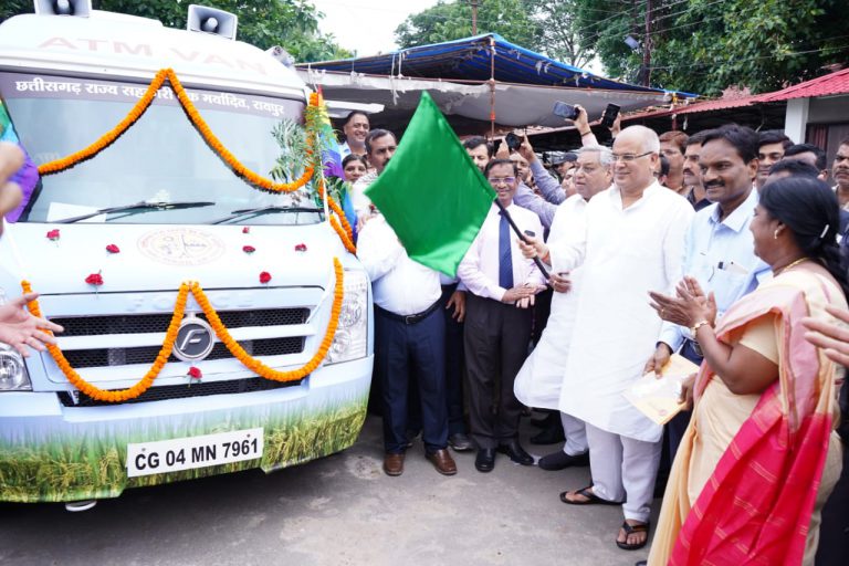 हरेली पर मुख्यमंत्री ने अपेक्स बैंक की प्रथम मोबाईल ए.टी.एम. वैन किसानों को की समर्पित