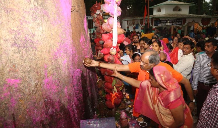 पूर्व मंत्री बृजमोहन अग्रवाल ने भगवान भोलेनाथ के विभिन्न स्वरूपों की जलाभिषेक कर पूजा-अर्चना की