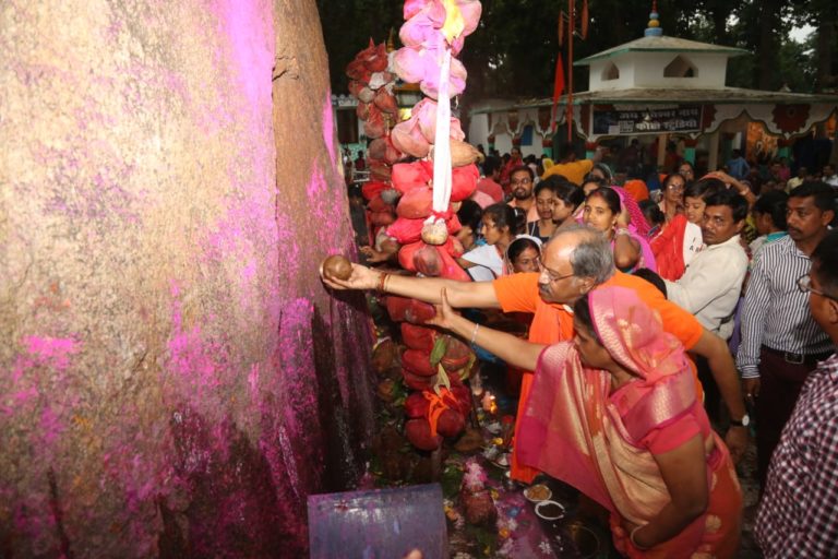 पूर्व मंत्री बृजमोहन अग्रवाल ने भगवान भोलेनाथ के विभिन्न स्वरूपों की जलाभिषेक कर पूजा-अर्चना की