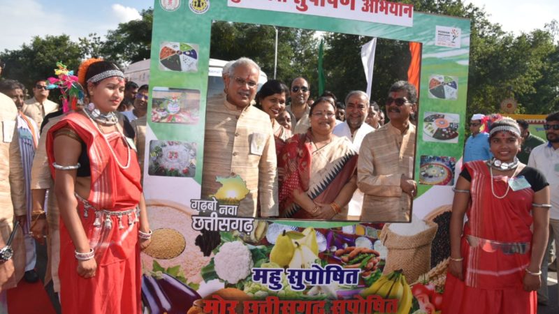 मुख्यमंत्री भूपेश बघेल ने आज विधानसभा में विधानसभा अध्यक्ष डॉ चरणदास महन्त और मन्त्री श्रीमती अनिला  भेड़िया के साथ मुख्यमंत्री सुपोषण अभियान के शुभारंभ अवसर पर “महु सुपोषित मोर छत्तीसगढ़ सुपोषित” थीम पर तैयार किए गए सेल्फी स्टैंड में फोटो खिंचवाई