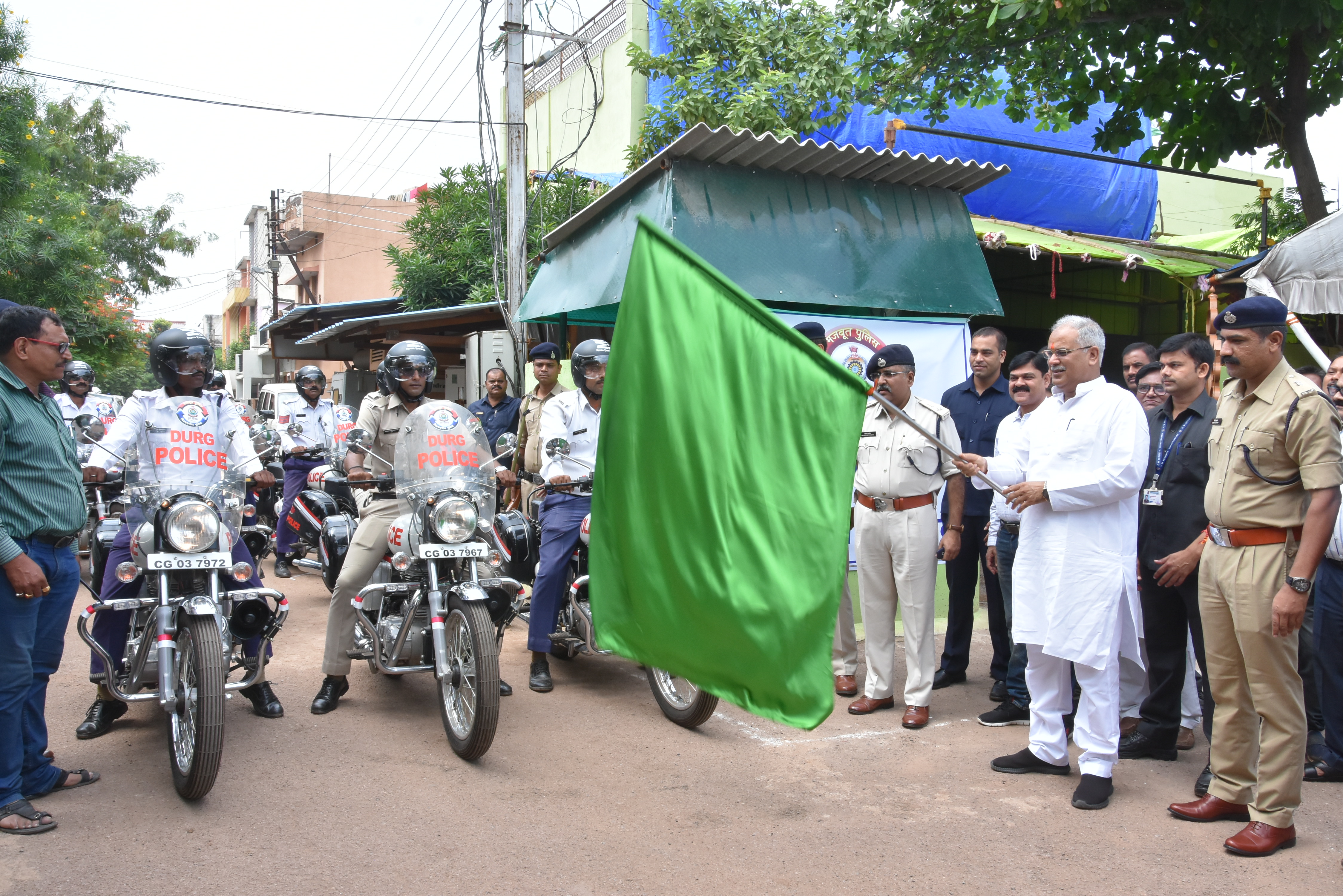 ट्रैफिक पुलिस दुर्ग को सौंपी गई 13 बाइक…..मुख्यमंत्री श्री भूपेश बघेल ने हरी झंडी दिखाकर किया रवाना