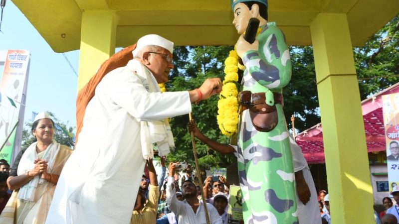 मुख्यमंत्री श्री बघेल ने नहर सत्याग्रह स्मृति वन में रोपे पौधे : शहीद श्री संतोष नेताम की प्रतिमा पर किया माल्यार्पण 