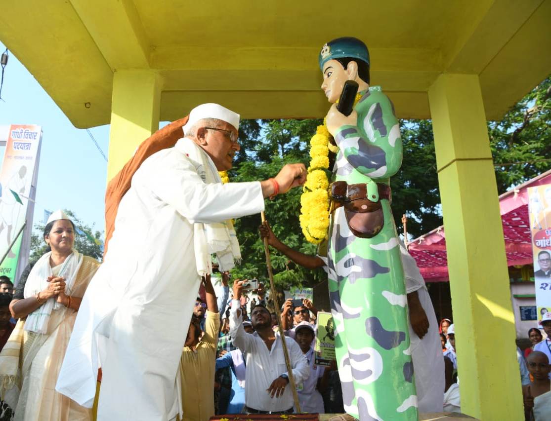 मुख्यमंत्री श्री बघेल ने नहर सत्याग्रह स्मृति वन में रोपे पौधे : शहीद श्री संतोष नेताम की प्रतिमा पर किया माल्यार्पण 