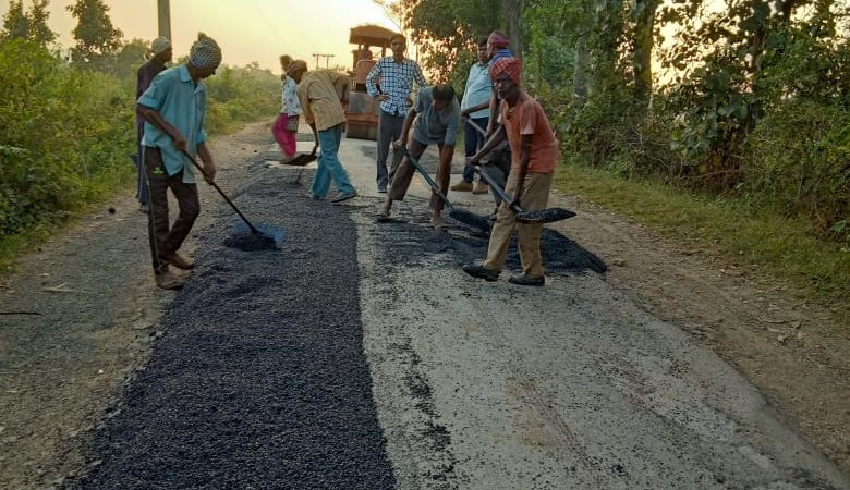 मुख्यमंत्री और लोक निर्माण मंत्री के निर्देश पर त्वरित अमल…….प्रदेश में बारिश थमते ही सड़कों की मरम्मत शुरू 