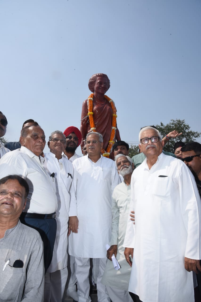 मुख्यमंत्री ने राजधानी रायपुर के कालीबाड़ी चौक में पूर्व प्रधानमंत्री श्रीमती इंदिरा गांधी की प्रतिमा पर पुष्प अर्पित कर दी विनम्र श्रद्धांजलि