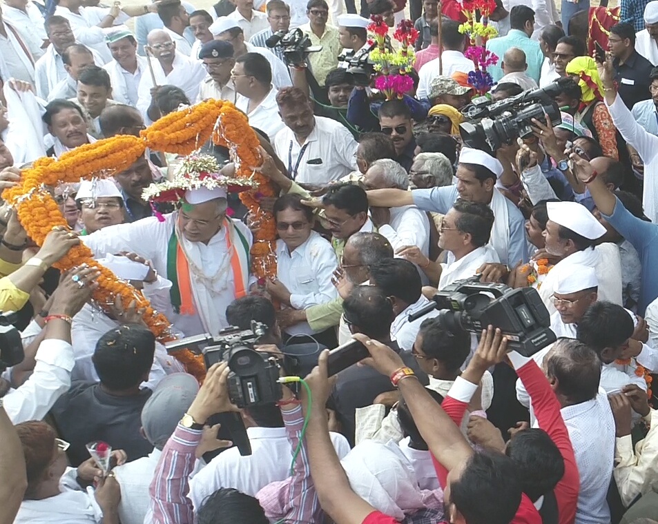 रायपुर, 04 अक्टूबर 2019/ मुख्यमंत्री श्री भूपेश बघेल के नेतृत्व में आज कंडेल से प्रारंभ गांधी विचार पदयात्रा में शामिल आपार जनसमूह