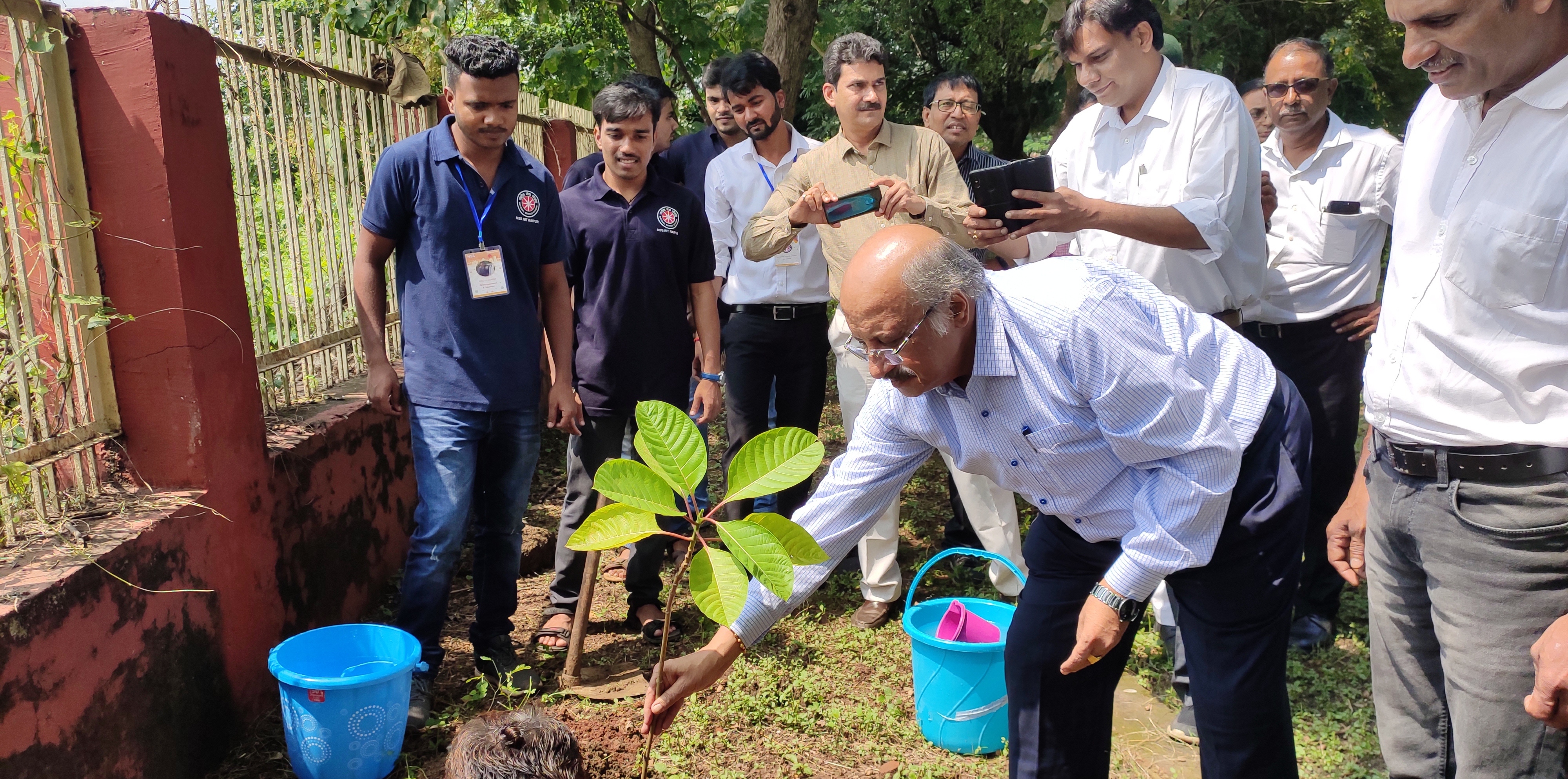 सिंगल यूज प्लास्टिक के विरूद्ध जन चेतना जरूरी………. पर्यावरण मण्डल एवं एन.आई.टी. रायपुर के संयुक्त अभियान में छात्र-छात्राओं ने ली पर्यावरण को स्वच्छ रखने की शपथ