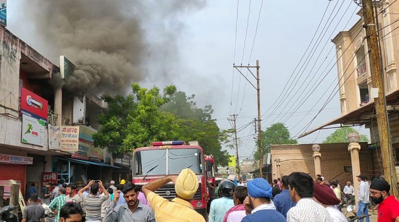 राजधानी रायपुर के मौदहापारा स्थित बाबाजी कॉम्प्लेक्स में स्थित कव्हर के दुकान में अचानक लगी आग…. दमकल की दो गाड़ियां मौके पर पहुंची