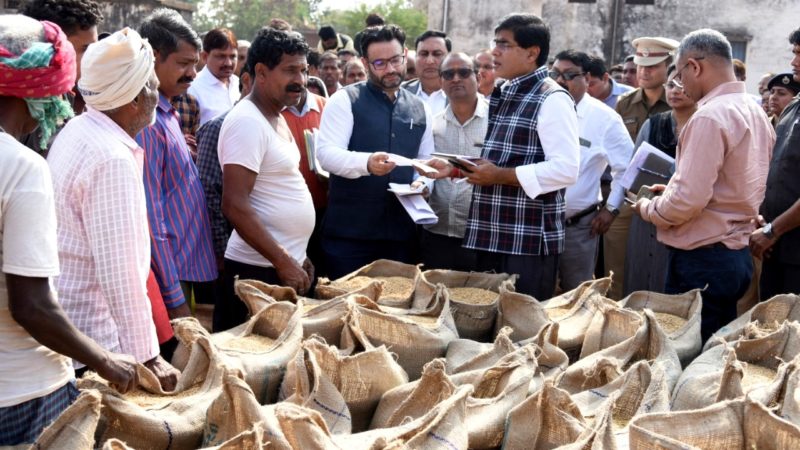 मुख्य सचिव ने राज्य के सीमावर्ती धान उपार्जन केन्द्रों का किया औचक निरीक्षण  धान उपार्जन केन्द्रों की व्यवस्था, रजिस्टर और टोकन की जांच की  धान तौलाई कराकर कांटा-बाट का किया परीक्षण