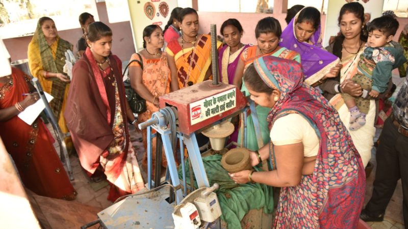 गोबर के गमलों से बढ़ेगी अब घरों की सुन्दरता… शास्त्री बाजार स्थित खादी भंडार में बिक्री के लिए  गोबर के गमले उपलब्ध