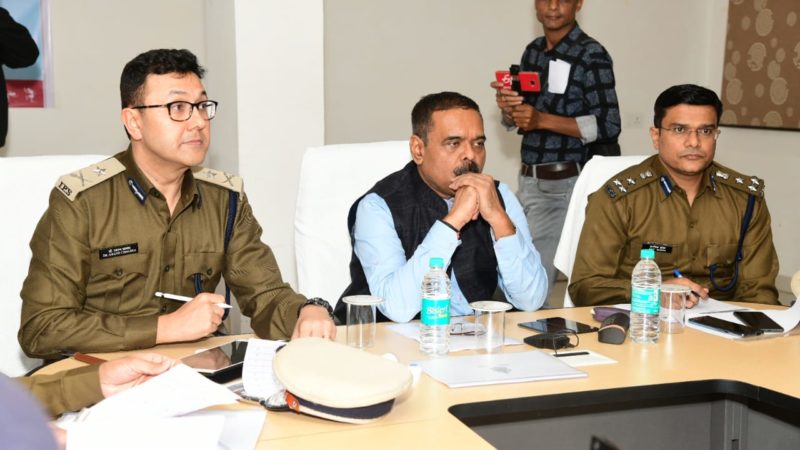 कानून व्यवस्था में सुधार लाने डीजीपी श्री डी एम अवस्थी ने पुलिस कंट्रोल रूम में रायपुर जिले के पुलिस अधिकारियों और थाना प्रभारियों के कामकाज की समीक्षा की