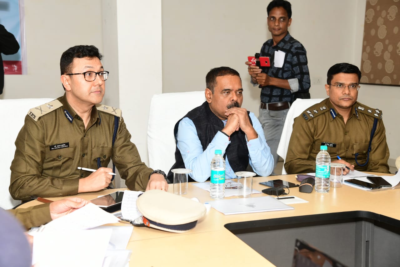 कानून व्यवस्था में सुधार लाने डीजीपी श्री डी एम अवस्थी ने पुलिस कंट्रोल रूम में रायपुर जिले के पुलिस अधिकारियों और थाना प्रभारियों के कामकाज की समीक्षा की