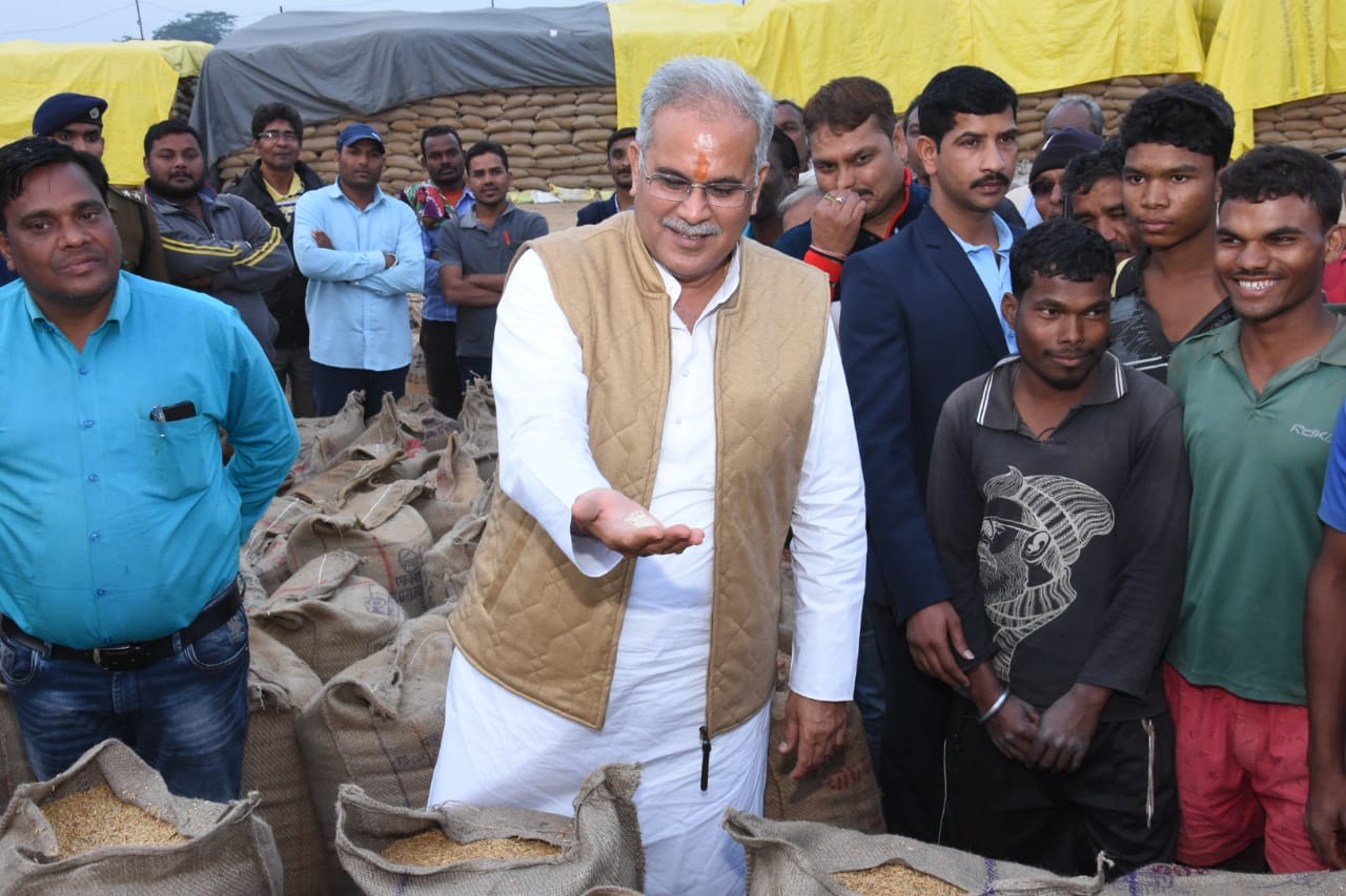 मुख्यमंत्री भूपेश बघेल पहुंचे धान खरीदी केंद्र सेलूद, देखी धान की गुणवत्ता……..किसानों से पूछा किसी तरह की दिक्कत तो नहीं  किसानों ने कहा, व्यवस्था से पूरी तरह संतुष्ट