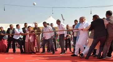 युवा महोत्सव: राज्यपाल सुश्री अनुसुईया उइके और मुख्यमंत्री श्री भूपेश बघेल की टीम ने रस्साकशी में की जोर आजमाईश