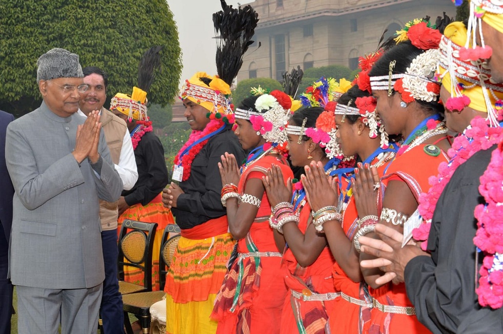 राष्ट्रपति श्री कोविंद ने छत्तीसगढ़ के आदिवासी कालाकारों से की मुलाकात  राष्ट्रपति ने मुलाकात के दौरान ली गई तस्वीर ट्विटर पर भी की शेयर  छत्तीसगढ़ की झांकी की तस्वीर भी राष्ट्रपति के सोशल मीडिया अकॉउंट में हुई थी पोस्ट : झांकी को पूरे देश में से जमकर मिली सराहना