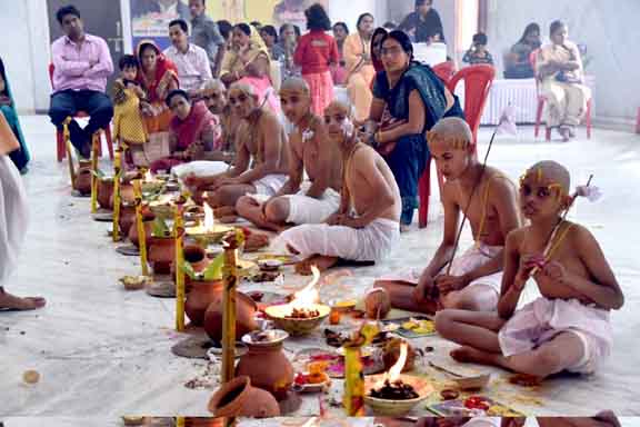 धर्म और संस्कृति रक्षा के लिए उपनयन संस्कार का आयोजन-आचार्य पंकज भूषण   बिलासपुर। प्रांतीय अखण्ड ब्राह्मण समाज की बिलासपुर ईकाई द्वारा धर्म और संस्कृति के रक्षार के हेतु प्रदेश प्रमुख पं. योगेश तिवारी जी के अनुसंशा पर नि: शुल्क उपनयन संस्कार का आयोजन किया गया। जिसमें रायपुर, बिलासपुर, बलौदाबाजार, मुंगेली, कोरबा, जांजगीर, नागपुर के 15 बच्चों का व्रतबंध किया गया। जिसमें प्रमुख आचार्य पं. पंकज भूषण मिश्रा जूना बिलासपुर के मार्ग दर्शन में व्रतबंध का आयोजन किया गया। कार्यक्रम के अतिथिगण में सुरेन्द्र तिवारी रिटायर्ड जिला सत्र न्यायाधीश, योगेश शर्मा हाईकोट एडव्होकेट, चन्द्रप्रकाश देवरस वरिष्ठ नागरिक संघ अध्यक्ष, डॉ. आरती पाण्डेय सिम्स प्रभारी, संजय दुबे चेयरेन सी.एम.डी कॉलेज, प्रतिमा पाण्डेय एडिसनल एसपी, प्रतीक शर्मा हाईकोट एडव्होकेट, तारकेश्वर मिश्रा कॉन्ट्रेक्टर, रूपेष द्विवेदी एडव्होकेट, डॉ. संदीप तिवारी नेत्र चिकित्सक, महंत दिव्यकांत दास, निरमोही अखाड़ा के उपस्थिति में संपन्न हुआ। प्रांतीय अखण्ड ब्राह्मण समाज के प्रदेश उपाध्यक्ष श्रीमती चित्रा तिवारी जिला पदाधिकारी श्रीमती संध्या तिवारी, श्रीमती वंदना तिवारी, राजकुमारी तिवारी, नंदिनी उपाध्याय, कमलेश्वरी पाण्डेय, सीमा पाठक, दिव्या पाण्डेय, मीना दुबे, प्राची तिवारी, नीलू चौबे, प्रीती गौरहा, नीतू तिवारी, उमा तिवारी, निक्की पाण्डेय, अणिमा तिवारी, मोहित मिश्रा, अभिनव पाण्डेय, अनमोल तिवारी, हितेश तिवारी, अमन दुबे, अशु गौरहा सहित कई पदाधिकारी उपस्थित रहे कार्यक्रम को संचालित करने में सभी जिला ईकाईयों के पदाधिकारी एवं समाज के वरिष्ठजन उपस्थित रहे।