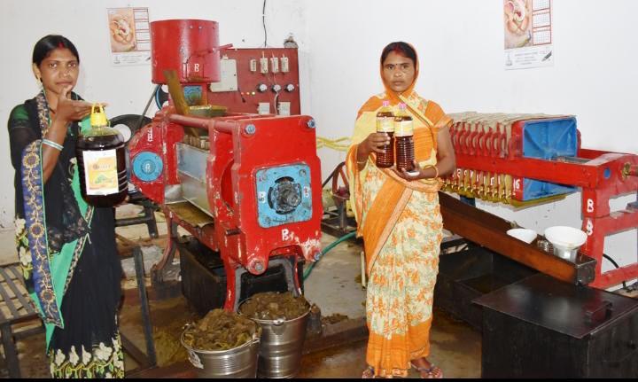 ग्रामीण अर्थव्यवस्था को मजबूत कर रही हैं महिलाएं…..तेल प्रसंस्करण उद्योग की स्थापना से महिलाएं उत्साहित