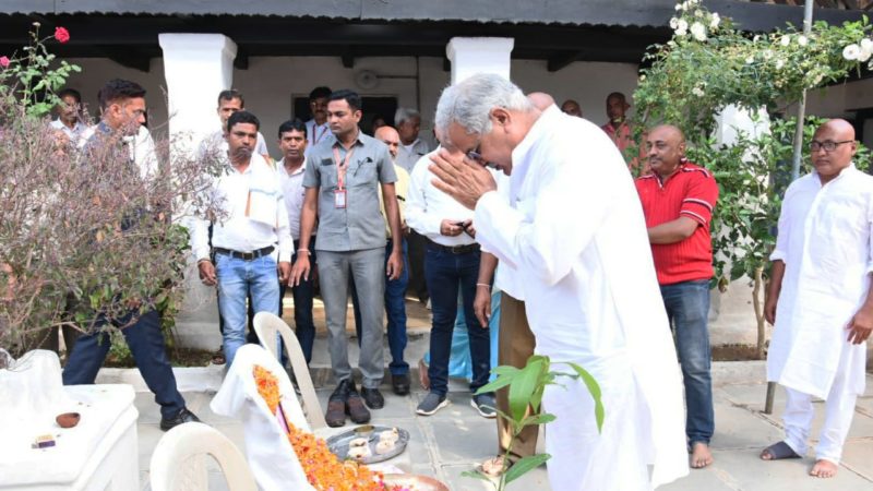 मुख्यमंत्री श्री बघेल ग्राम दरबार मोखली में स्वर्गीय श्री चंद्र नारायण बंछोर  के दशगात्र कार्यक्रम में पहुंचे