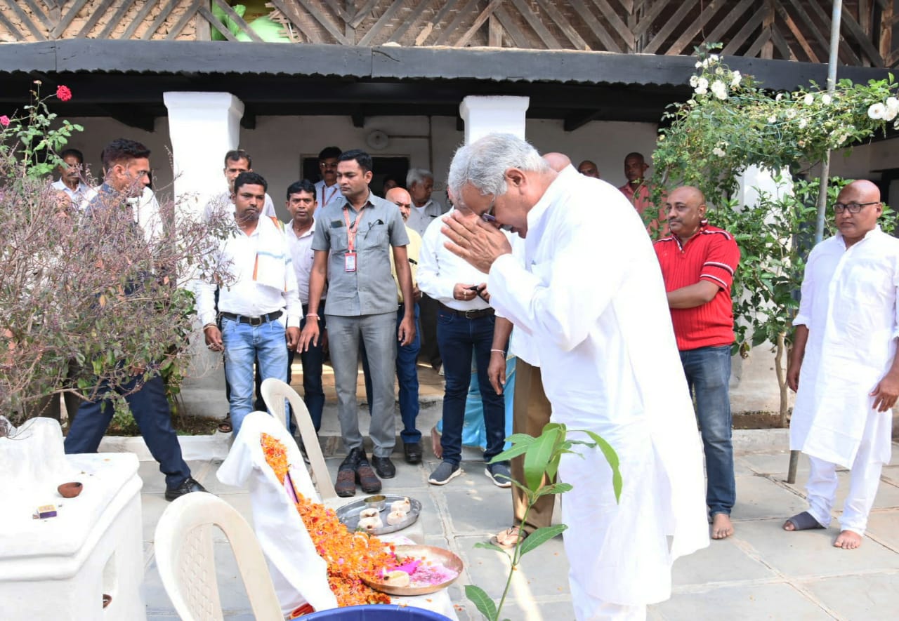 मुख्यमंत्री श्री बघेल ग्राम दरबार मोखली में स्वर्गीय श्री चंद्र नारायण बंछोर  के दशगात्र कार्यक्रम में पहुंचे