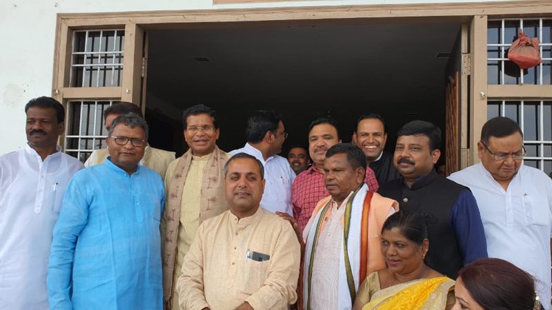 पी.एल. पुनिया और मोहन मरकाम के साथ नामांकन के लिये विधानसभा जाने के पहले राजीव भवन पहुंचे कांग्रेस के दोनों राज्यसभा उम्मीदवार