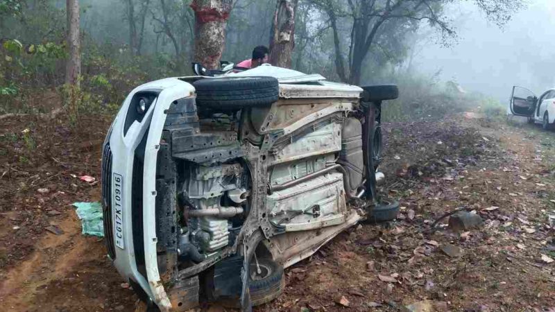 बारसूर थाना इलाके में रात को एक तेज रफ्तार कार अनियंत्रित होकर पलट गई….हादसे में 2 सीएफ जवान और 1 इंजीनियर समेत 5 लोगों की मौके पर ही मौत हो गई