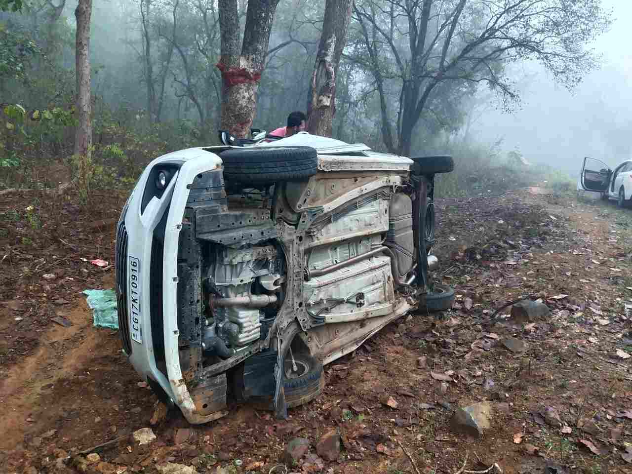 बारसूर थाना इलाके में रात को एक तेज रफ्तार कार अनियंत्रित होकर पलट गई….हादसे में 2 सीएफ जवान और 1 इंजीनियर समेत 5 लोगों की मौके पर ही मौत हो गई