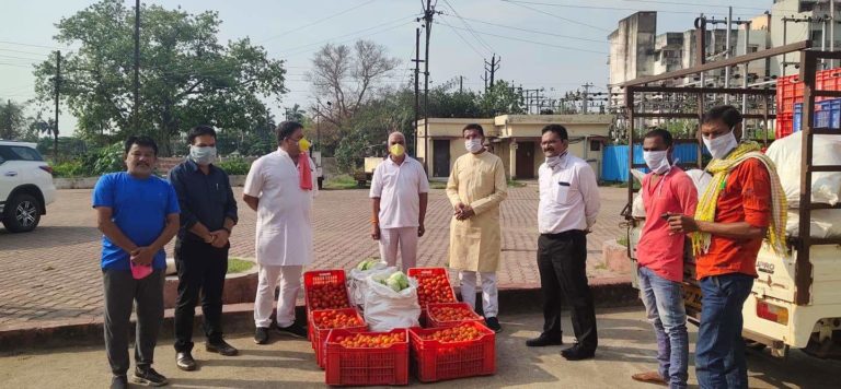 प्रदेश कांग्रेस अध्यक्ष मोहन मरकाम ने आज कोरोना पीड़ितों की मदद के लिए रायपुर नगरनिगम को एक ट्रक सब्जी सौप कर जरूरत मन्दों में बाटने का निर्देश