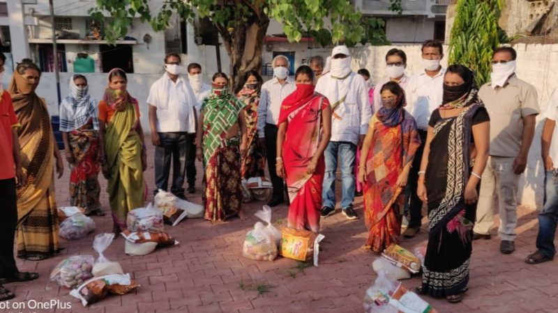 भारतीय बौध्द महासभा ने जरूरतमंदो को वितरण किया दैनिक उपयोगी समान–जिला अध्यक्ष प्रकाश रामटेके