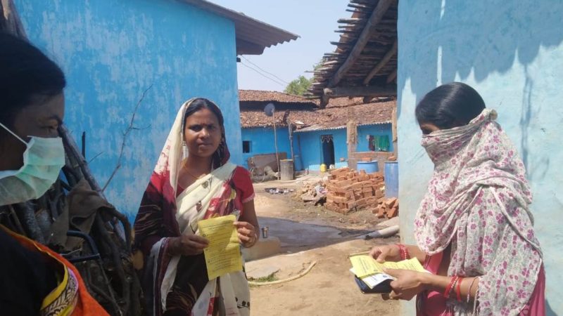 कोविड के नियंत्रण एवं बचाव के लिए  ग्रामीण क्षेत्रों में एक्टिव सर्विलेंस टीम कर रही डोर-टू-डोर सर्वे