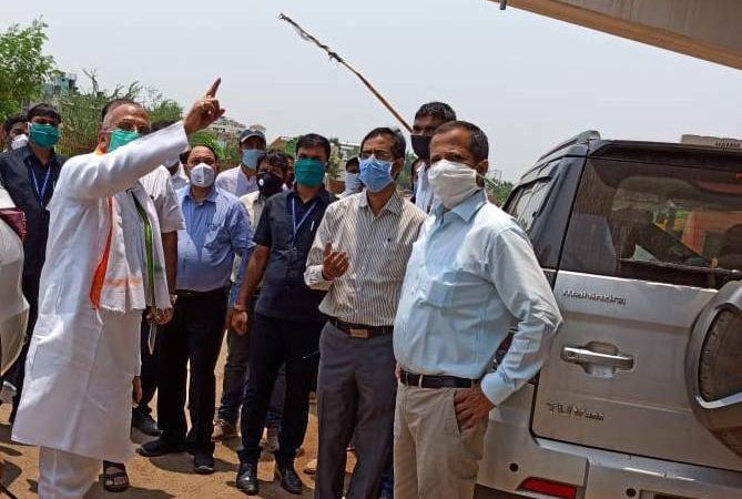 लोक निर्माण मंत्री श्री ताम्रध्वज साहू ने एक्सप्रेस-वे का  औचक निरीक्षण कर गुणवत्ता का जायजा लिया