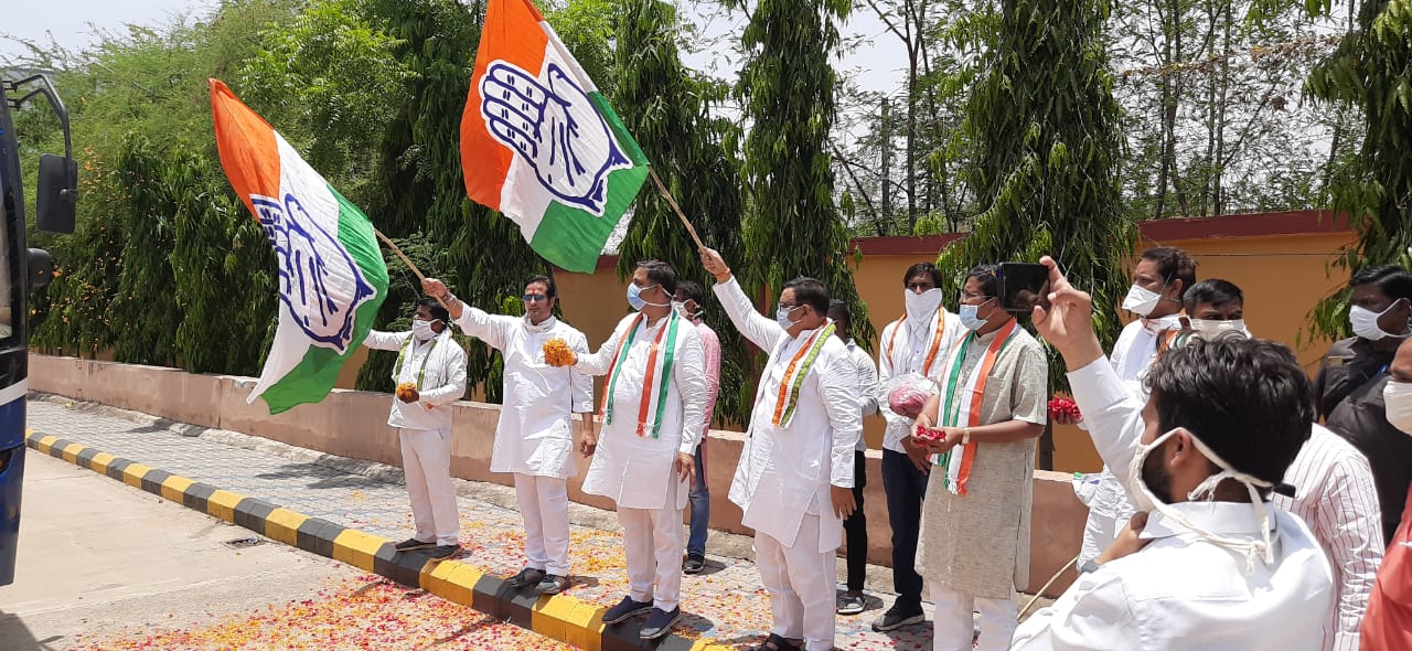 छत्तीसगढ़ प्रदेश कांग्रेस कमेटी द्वारा एम्स में पढ़ाई करने आये केरल के 60 छात्र बच्चो को 02 बसों में बैठाकर में झंडा दिखाकर रवाना किया