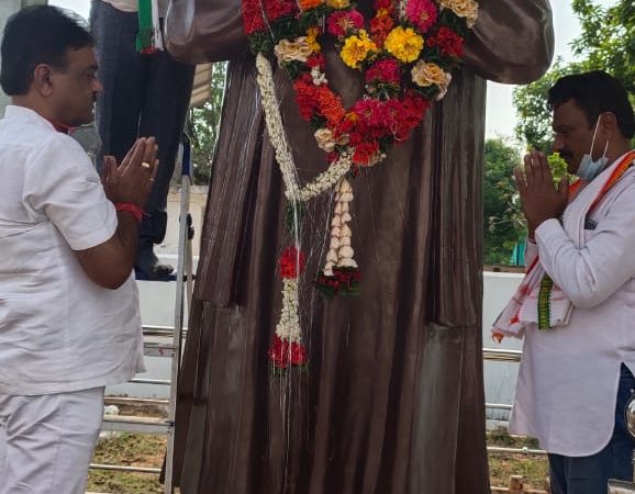 कांग्रेस भवन में श्रद्धांजलि व झंकार चौक में कर्मा जी के मुर्ति पर माल्यार्पण