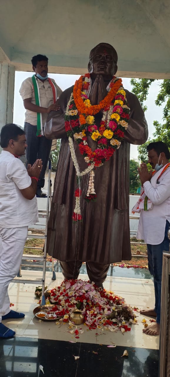 कांग्रेस भवन में श्रद्धांजलि व झंकार चौक में कर्मा जी के मुर्ति पर माल्यार्पण