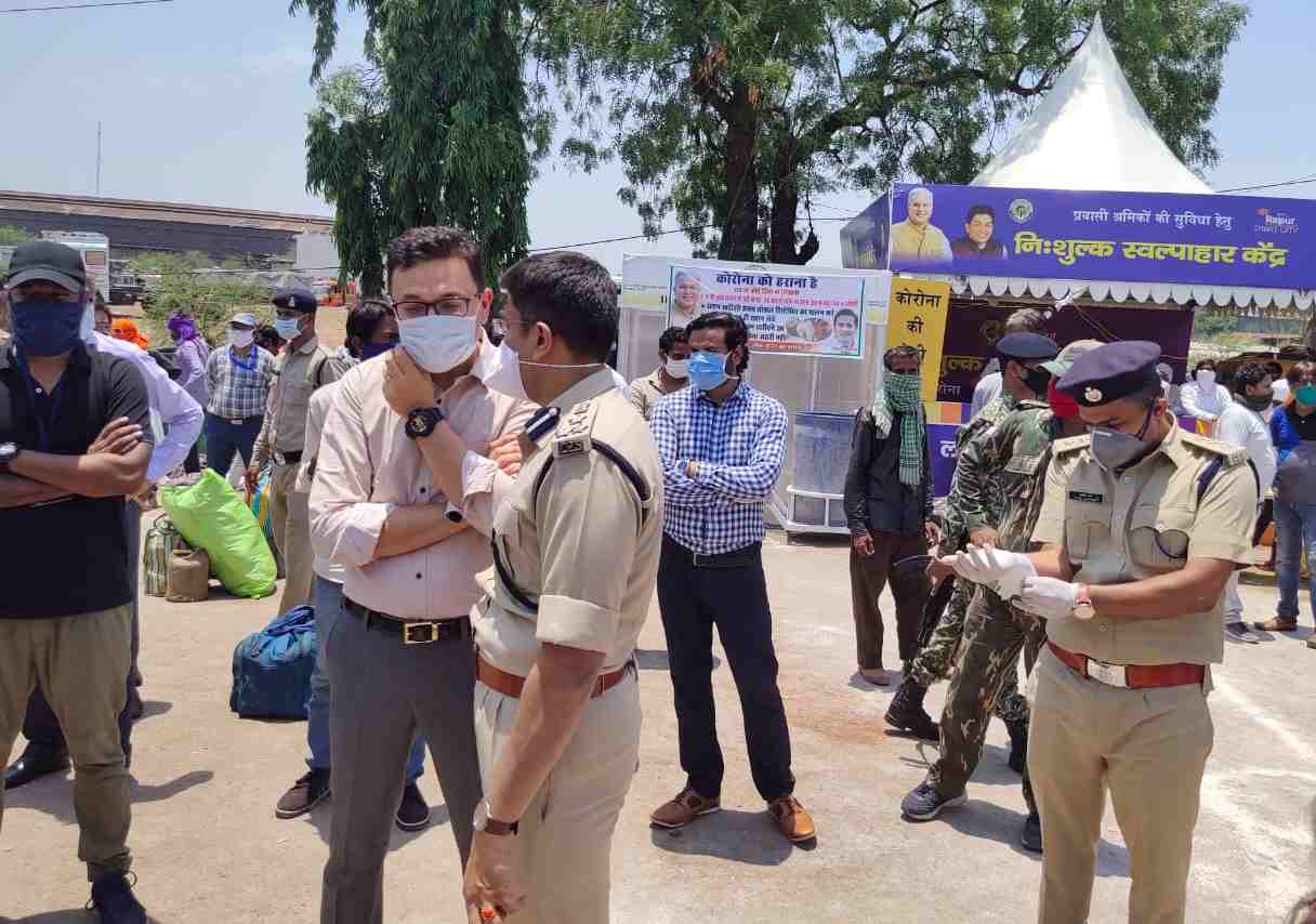 राजधानी रायपुर के टाटीबंध चौक में प्रवासी मजदूरों के आने सिलसिला लगातार जारी …..जिला प्रशासन और पुलिस के अधिकारी-कर्मचारी  ट्रकों और अन्य साधनों के जरिए मजदूरों को उनके घर रवाना किया