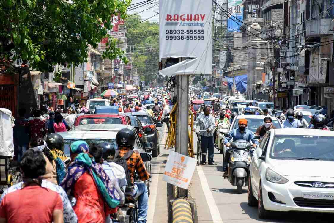 छत्तीसगढ़ में जरूरी चीजों के साथ-साथ बाकी दुकानों को खोलने की अनुमति के बाद बाजार गुलजार हो गए….सड़कों और बाजारों में भीड़ बढ़ेगी, तो कोरोना से जंग कैसे जीतेंगे ?