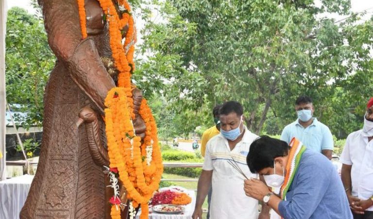 मंत्री डॉ. शिव डहरिया ने वीरांगना रानी दुर्गावती की प्रतिमा पर पुष्प अर्पित की