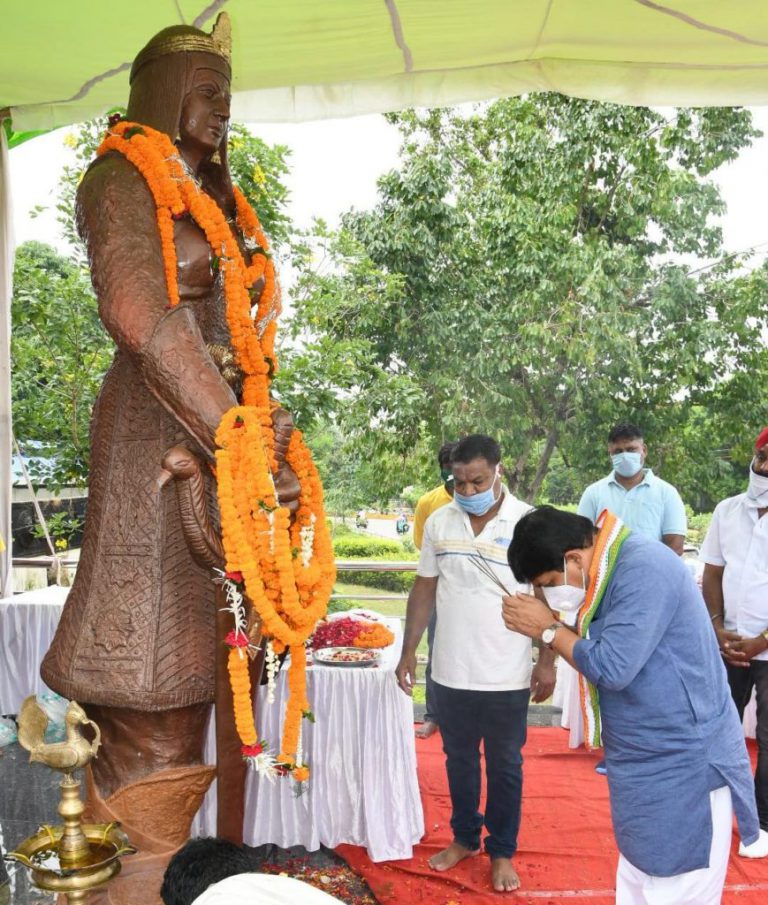 मंत्री डॉ. शिव डहरिया ने वीरांगना रानी दुर्गावती की प्रतिमा पर पुष्प अर्पित की