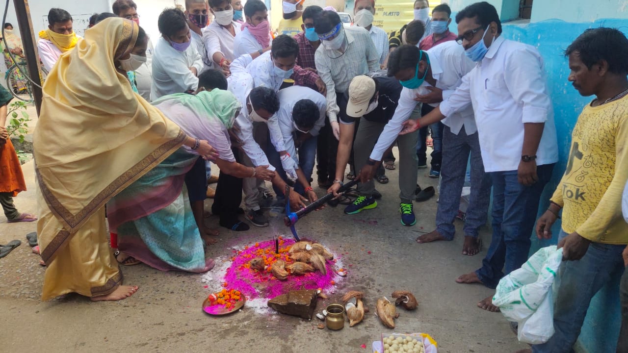 रायपुर पश्चिम विधानसभा के डॉ. ए. पी.जे. अब्दुल कलाम वार्ड में आज क्षेत्रीय विधायक श्री विकास उपाध्याय जी ने नाली निर्माण कार्य का किया शुभारंभ