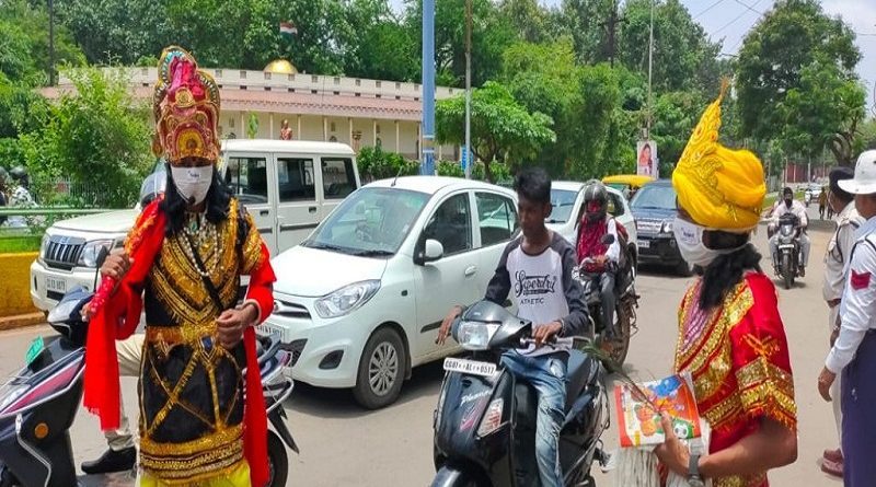 नुक्कड़ कलाकार यमराज और चित्रगुप्त के भेष में चौक-चौराहों पर जागरूक करने निकले