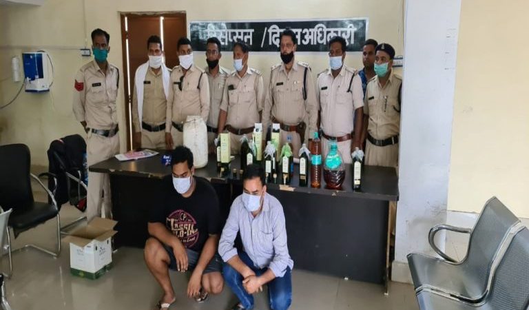 शराब की बोतल में पानी भरते कर्मचारी रंगे हाथ गिरफ्तार… पुलिस की बड़ी कार्यवाही