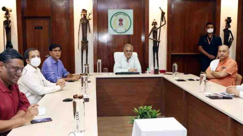 गोधन न्याय योजना के क्रियान्वयन में कलेक्टरों की भूमिका अत्यंत महत्वपूर्ण : श्री भूपेश बघेल