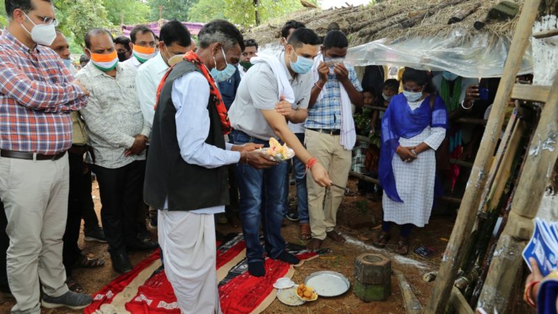 उच्च शिक्षामंत्री श्री उमेश पटेल ने पशुओं को चारा खिलाकर रायगढ़ जिले में गोधन न्याय योजना का किया शुभारंभ