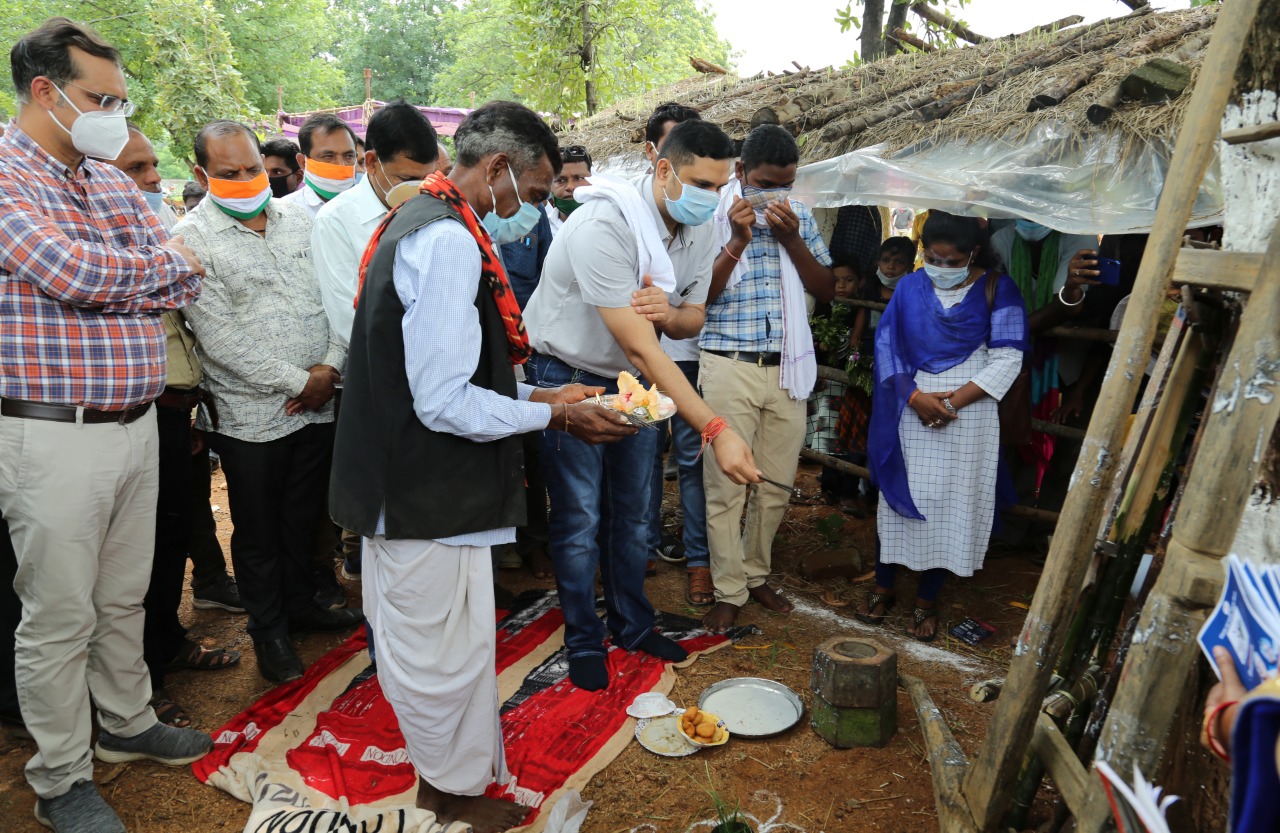 उच्च शिक्षामंत्री श्री उमेश पटेल ने पशुओं को चारा खिलाकर रायगढ़ जिले में गोधन न्याय योजना का किया शुभारंभ