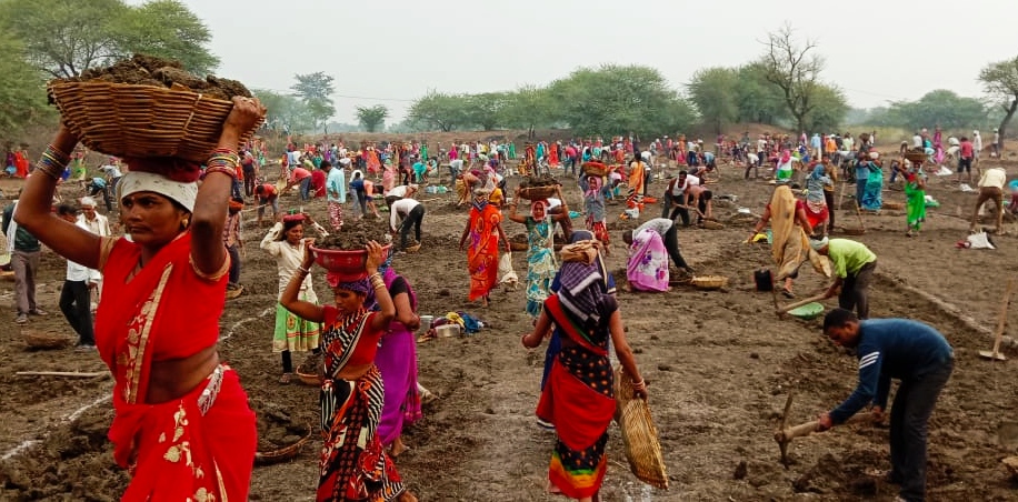 मनरेगा में ‘आधी आबादी’ की हिस्सेदारी आधी से ज्यादा