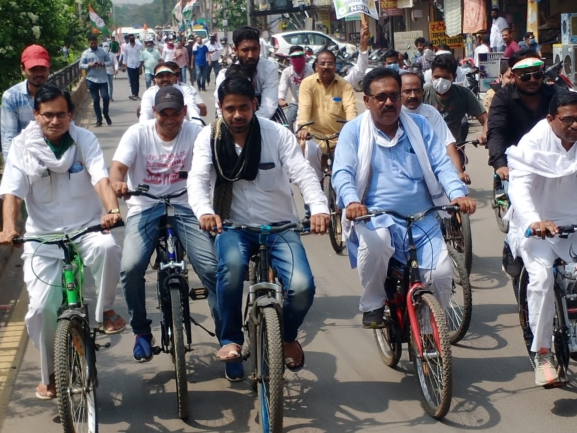 पेट्रोल डीजल के दामों में लगातार हो रही बढ़ोत्तरी को लेकर ब्लॉक कांग्रेस कमेटी 01. ब्लॉक कांग्रेस कमेटी अरपा पार ने धरना प्रदर्शन किया एवं ब्लॉक कांग्रेस कमेटी रेलवे ने अपने ब्लॉक में भ्रमण किया